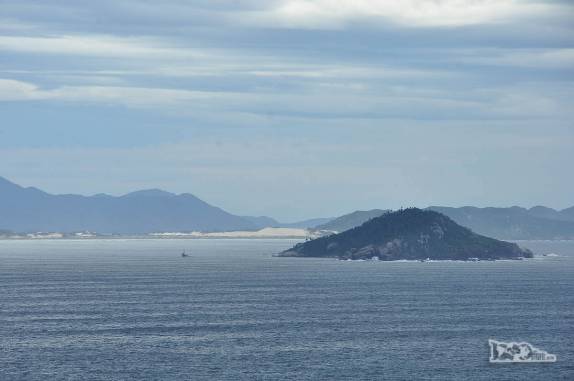 Ao longe, as dunas da Joaquina vistas da trilha da Lagoinha do Leste, na costa sul de Florianópolis, em Santa Catarina